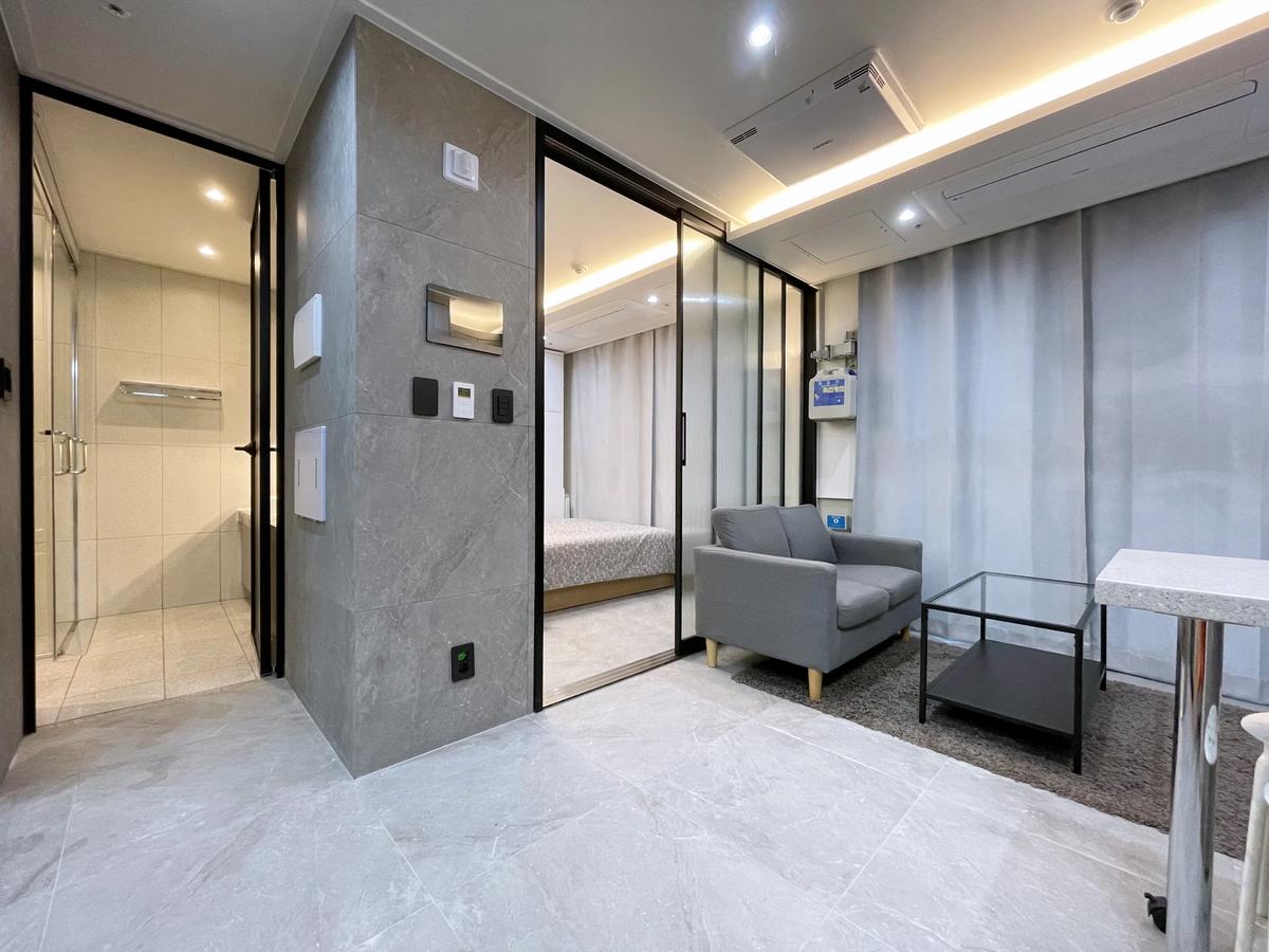 Small deposit and all furnished house in Seoul
