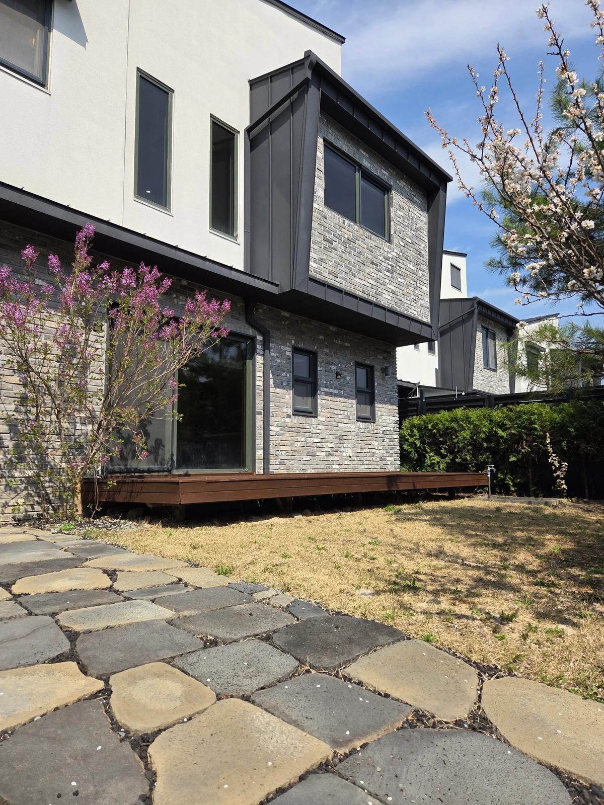 Yangpyeong Single Family House, South Han River View, 2 Floors + Attic, 3BD+3BA