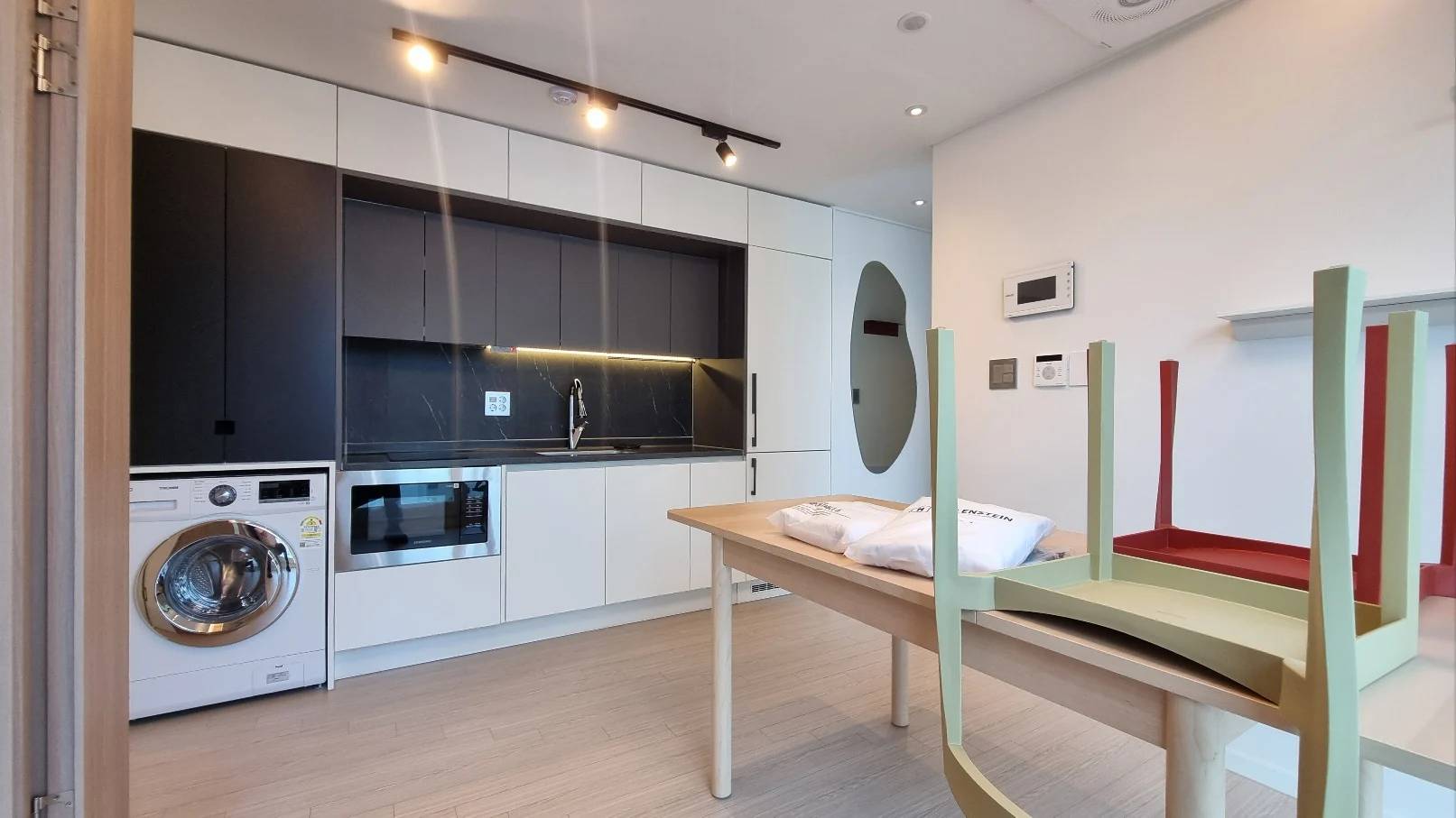 Two Rooms. 1-Year Contract: 1,660,000 KRW/month. 2 Months Free. Fully Furnished. No Management Fees. Immediate Move-In - photo 2