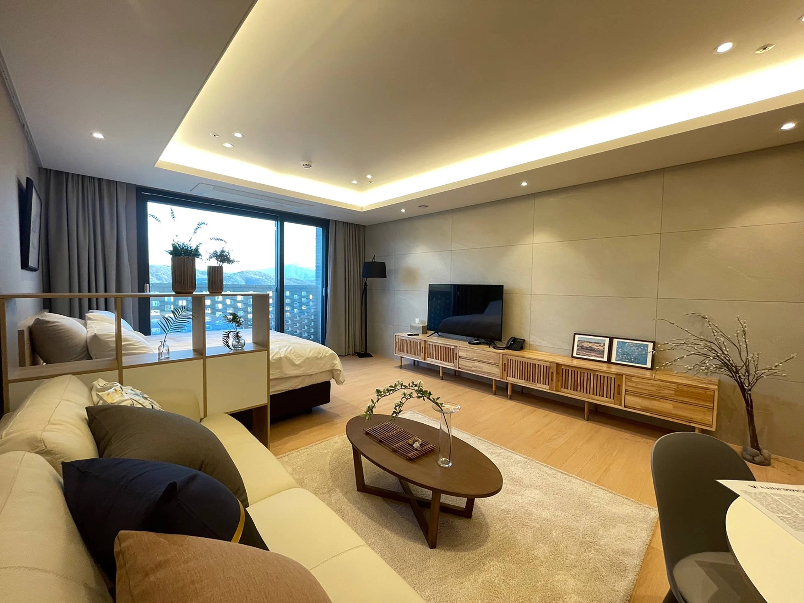 Super Studio, 1R, 1BA, 90Meals/mo, 15Rounding/mo. - photo 1