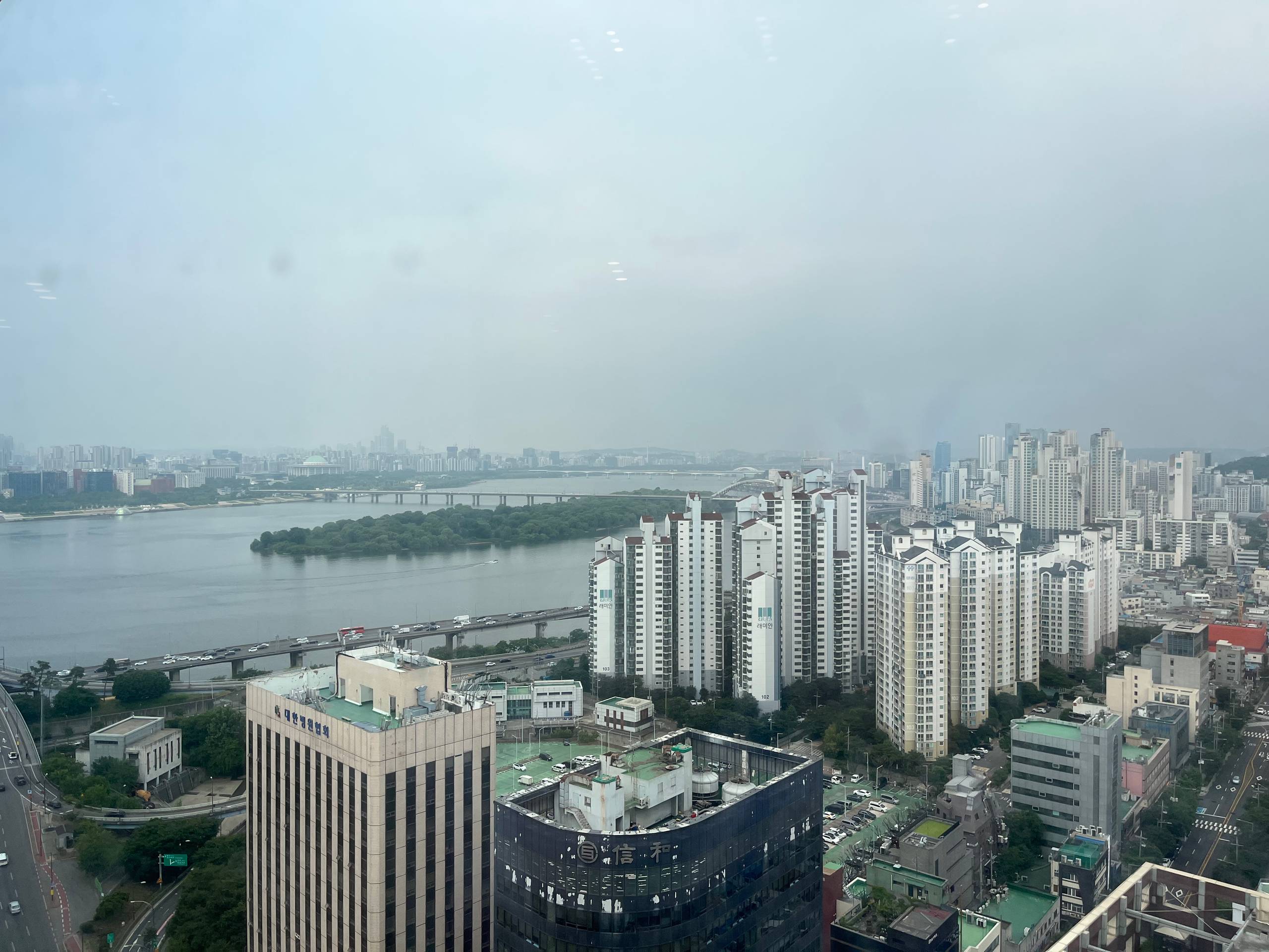 Brand New Apt, Just next to Mapo station. View, Available to move in from April. - photo 1