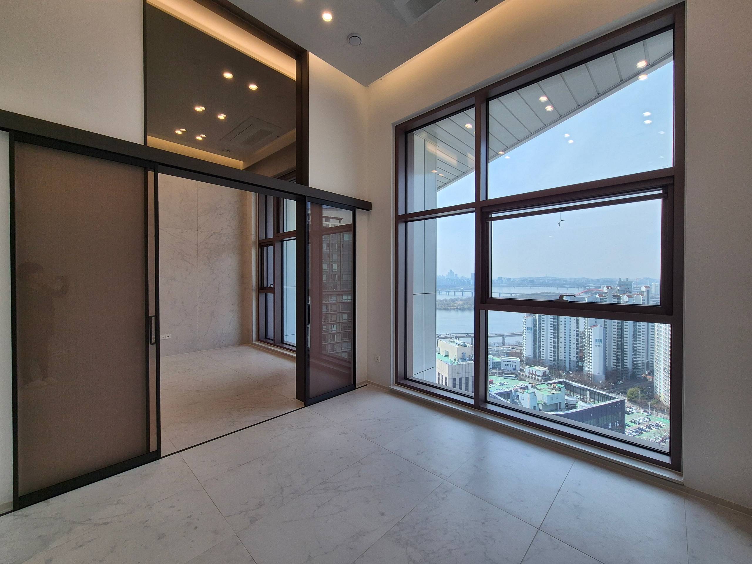 Brand New Apt, Just next to Mapo station. View, Available to move in from April. - photo 2