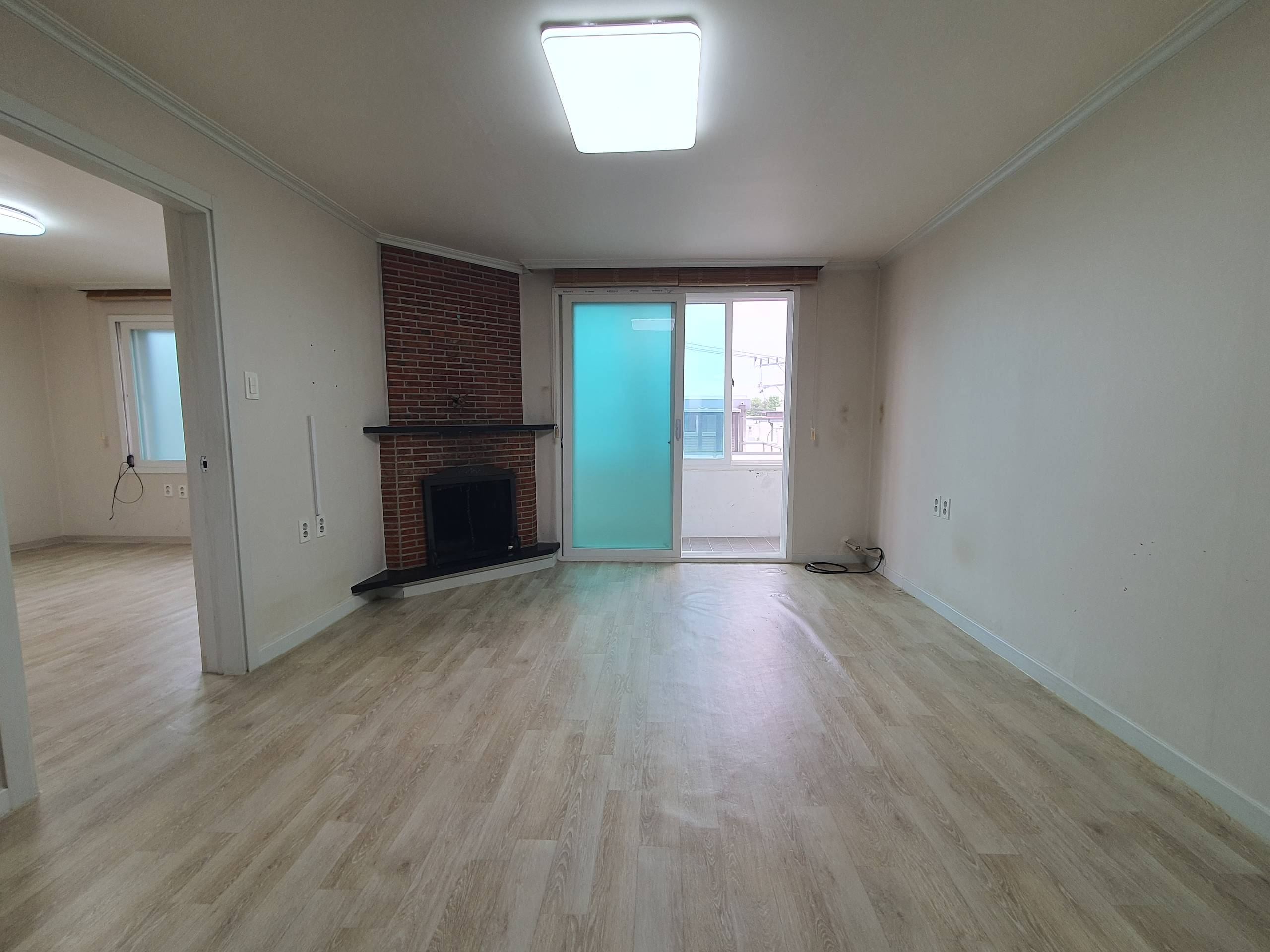 Near Hyatt hotel, around 10~15 minutes walk away, 2BR, 1BA, New Wallpaper. - photo 1
