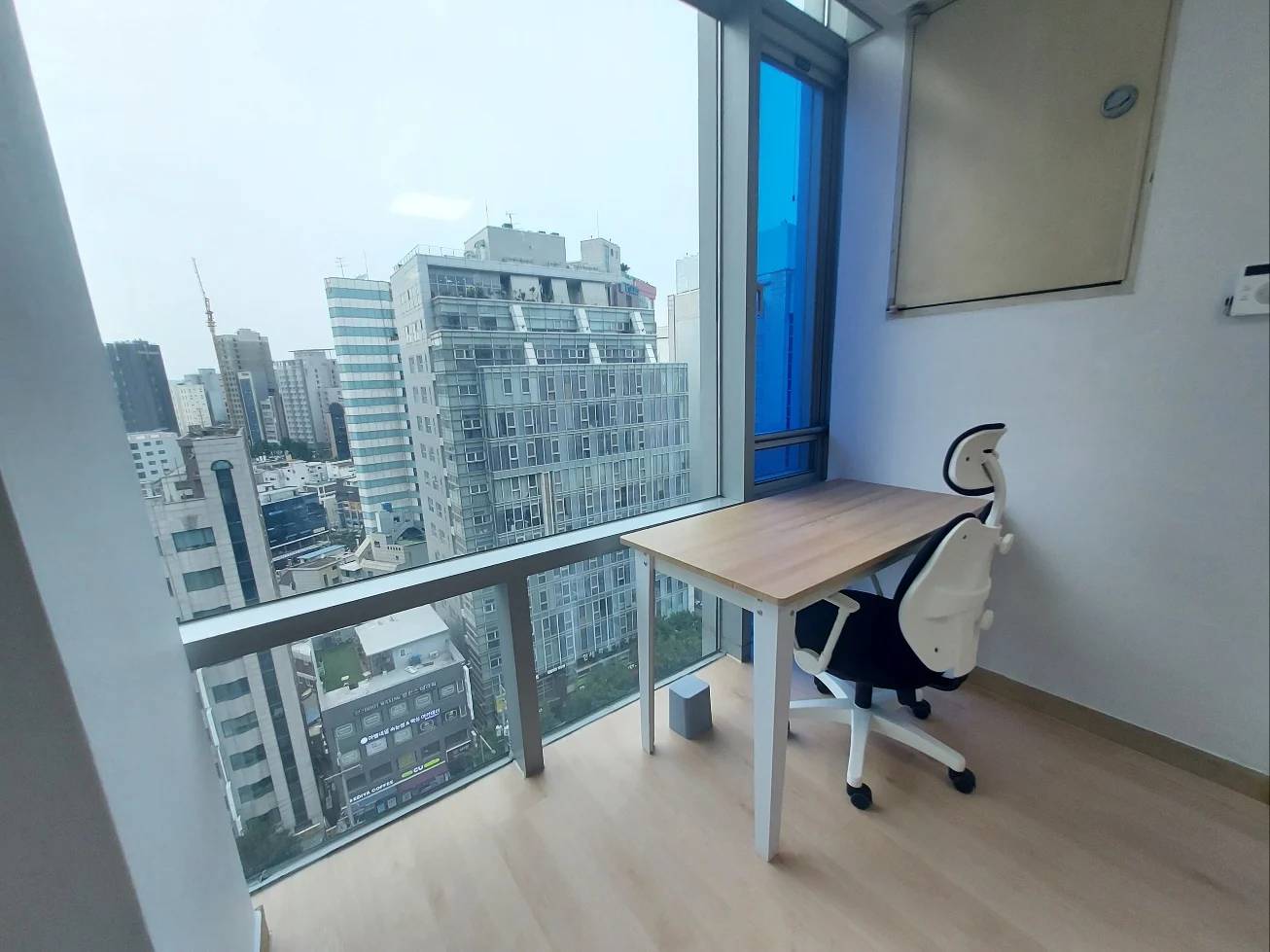 Low Deposit, Full Option, Walking Distance to Sinchon, Sogang University, and Yonsei University - photo 1