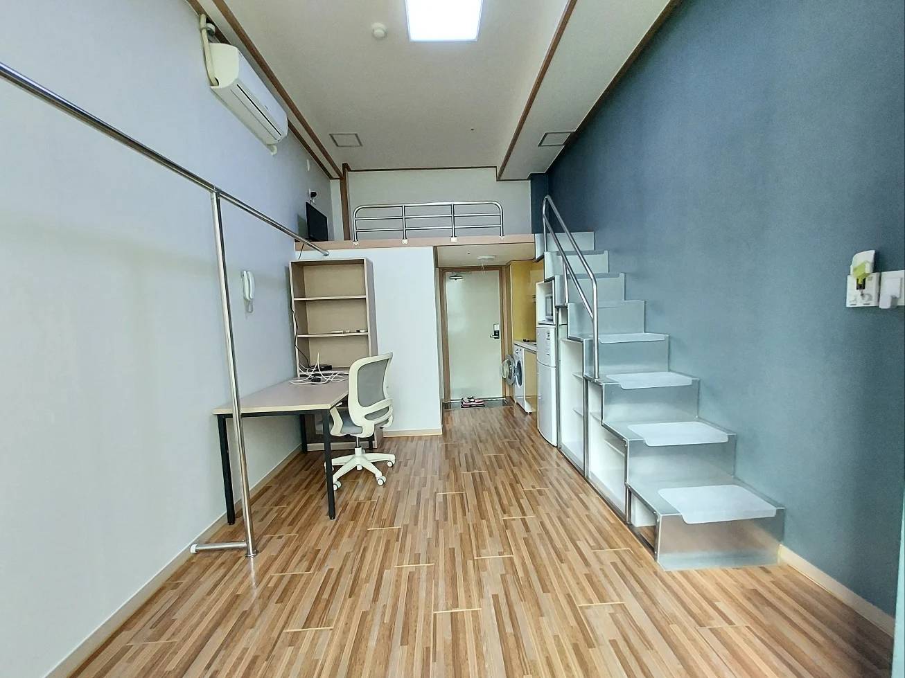 Duplex, 3 Minutes Walk from Sinchon Station, Move-in Date Negotiable by End of August - photo 1