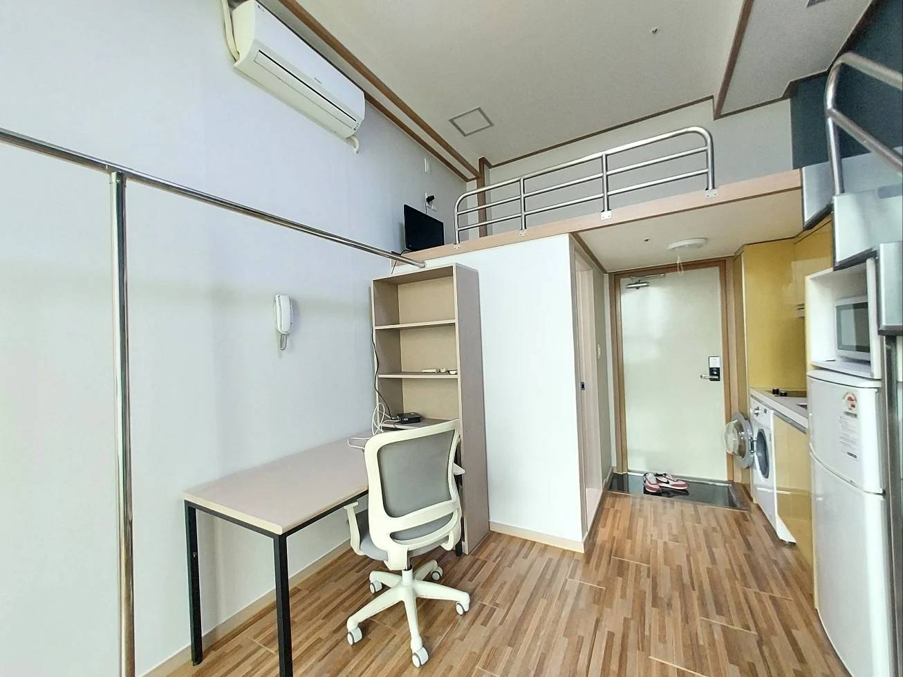 Duplex, 3 Minutes Walk from Sinchon Station, Move-in Date Negotiable by End of August - photo 2