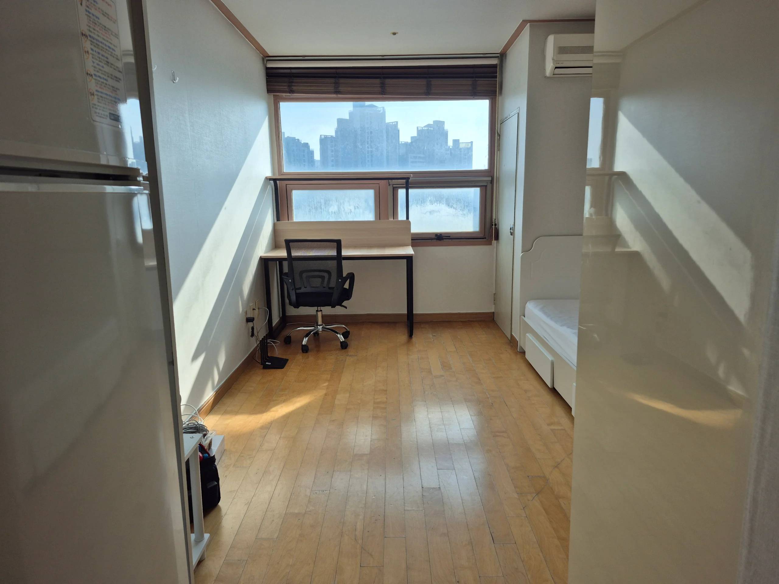 2-Minute Walk from Ewha Womans University Station, Fully Furnished, Move-in Negotiable - photo 1