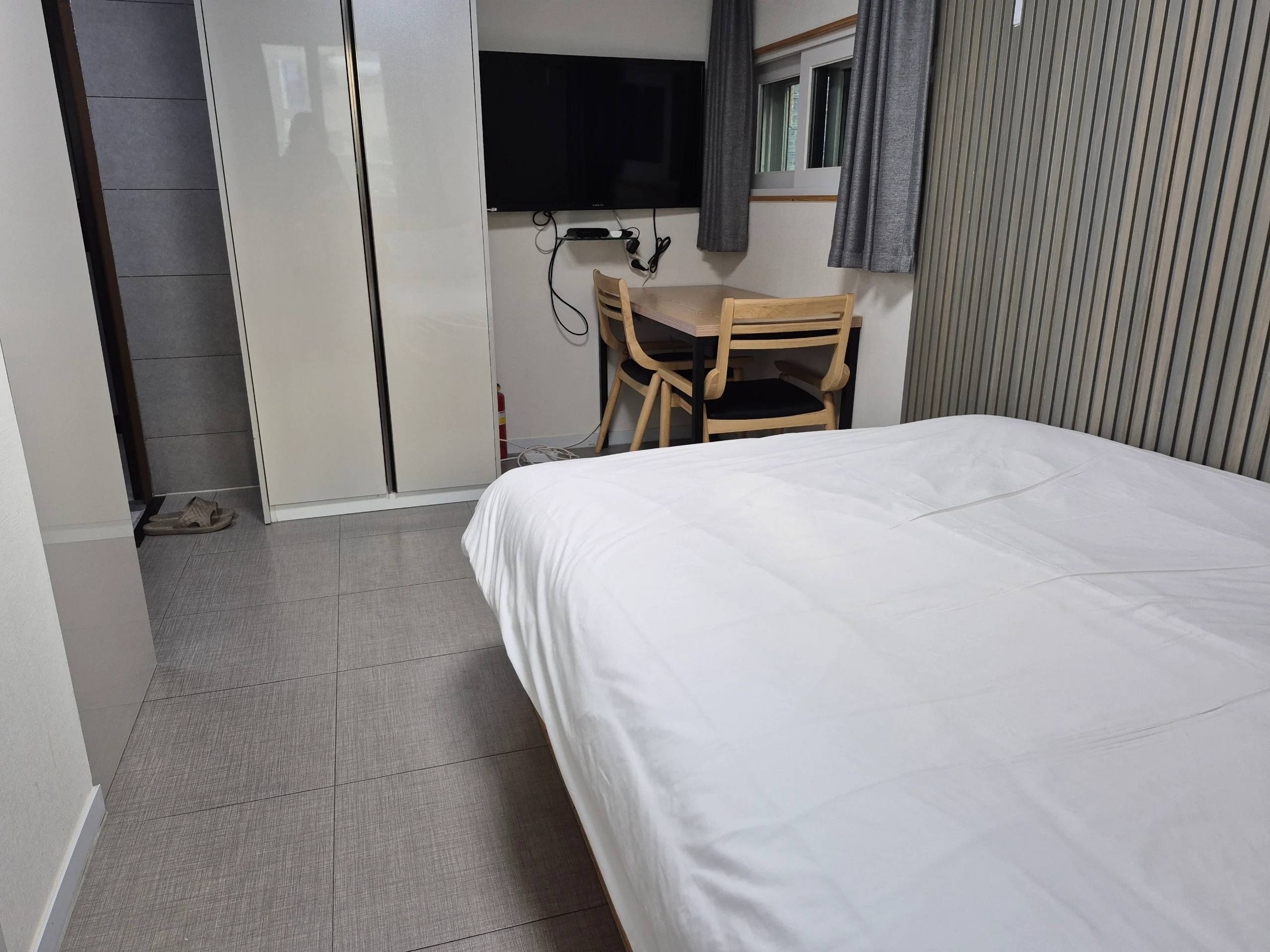 3 Minutes Walking Distance from Sinchon Station, Full Option, Move-In Negotiation Required - photo 1