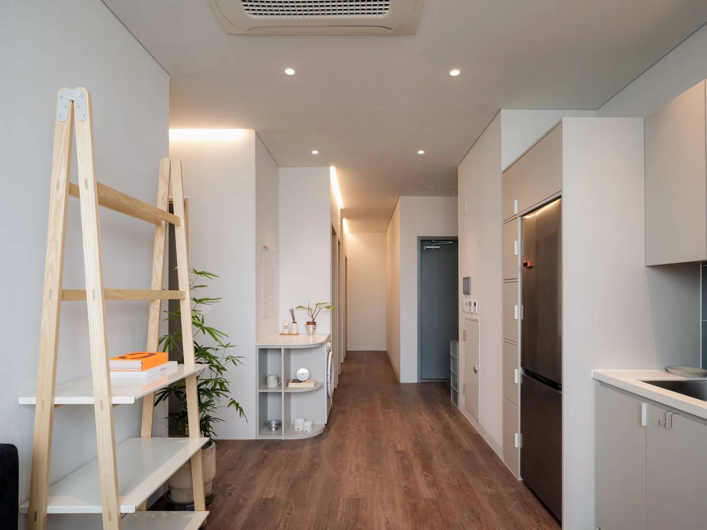 High Floor (Women Only), Newly Built, 3-Minute Walk from Sinchon Station, Common Living Room and Bathroom, Suitable for 3-4 Person Household - photo 2