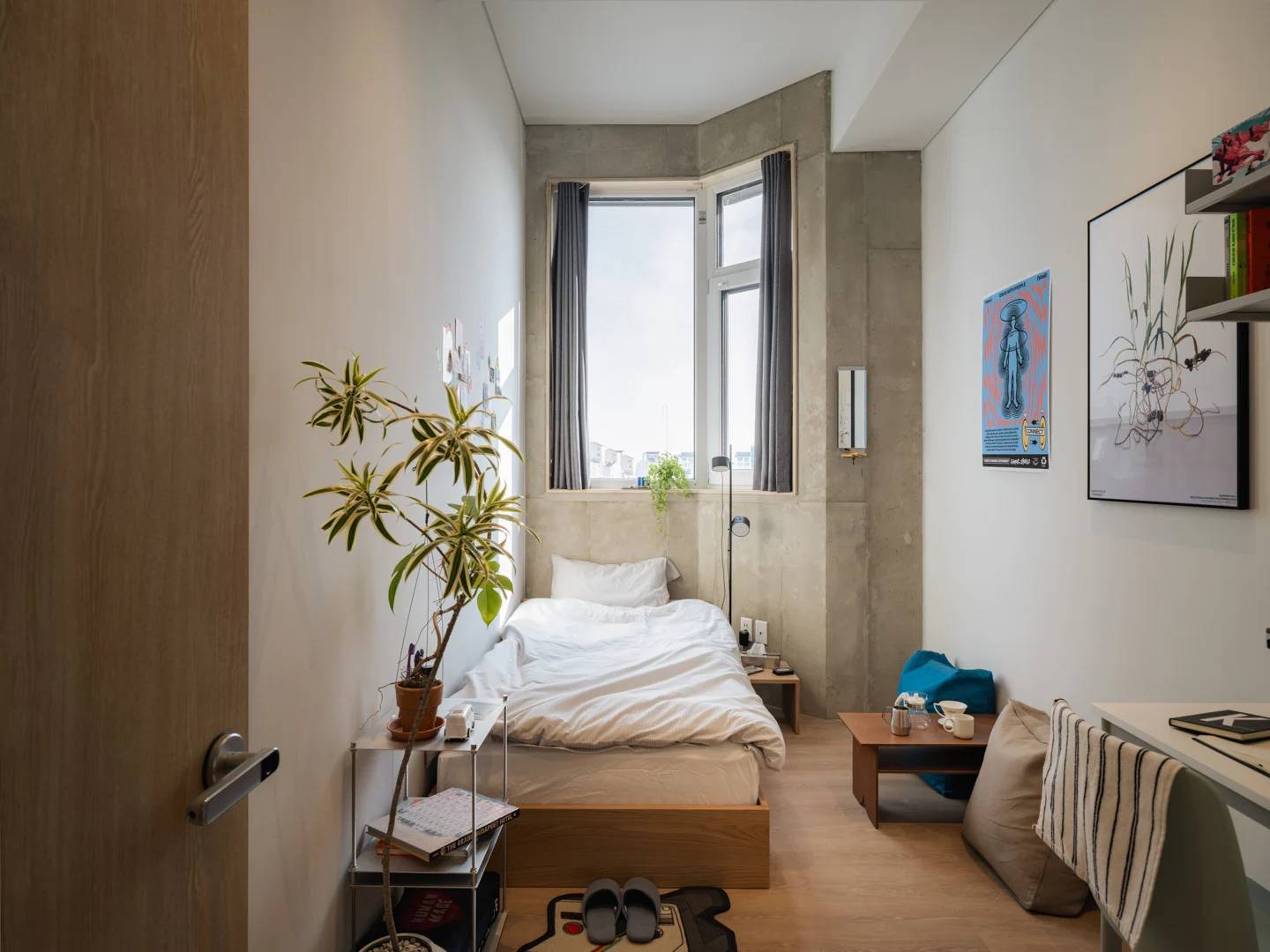 3-minute walk from Sinchon Station, new building, shared living room and bathroom. Suitable for a family of 3. - photo 1