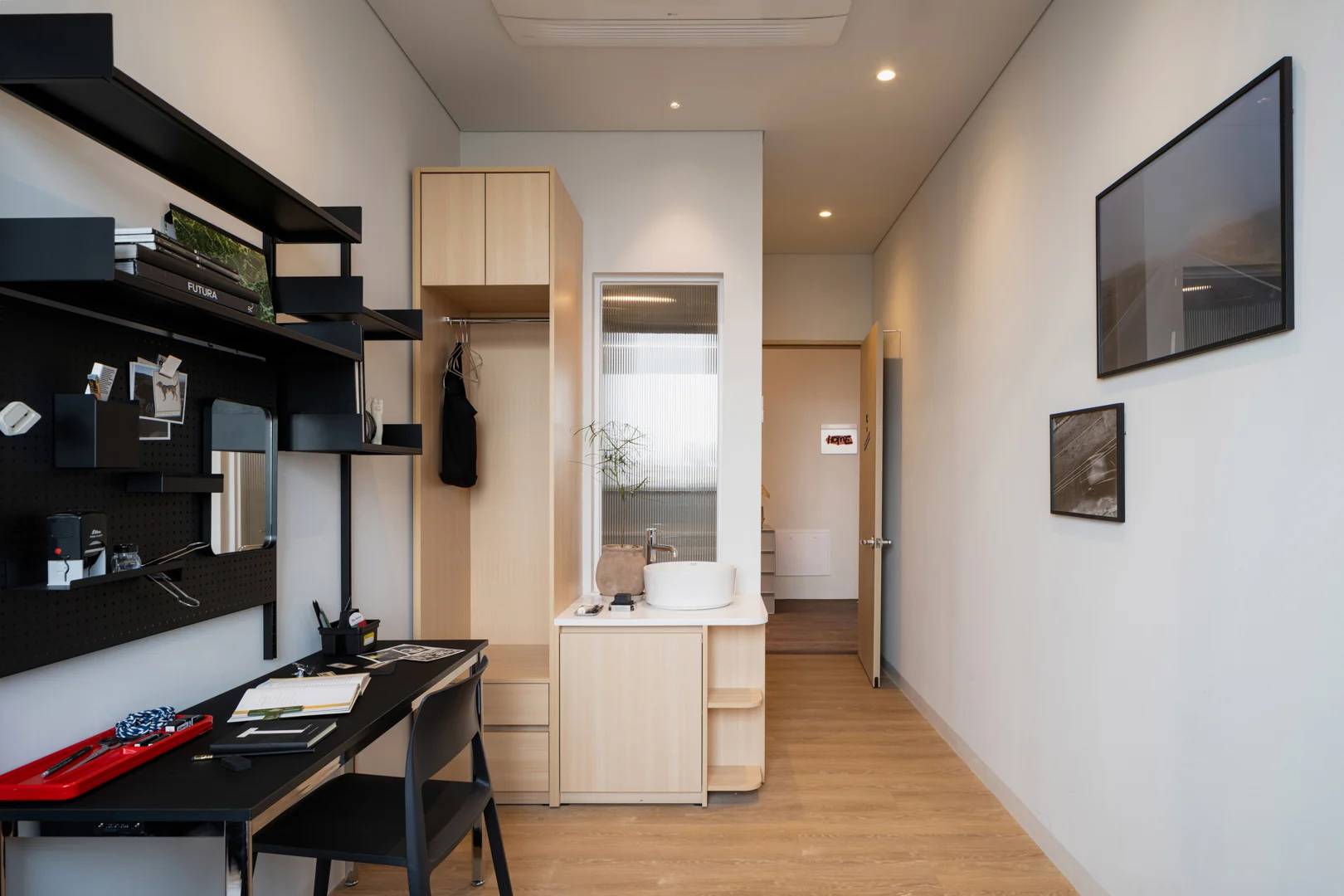 Newly Built, Women Only, 14th Floor, 3 Minutes Walk from Sinchon Station, Shared Living Room, Private Bathroom. 3-Person Household. - photo 2