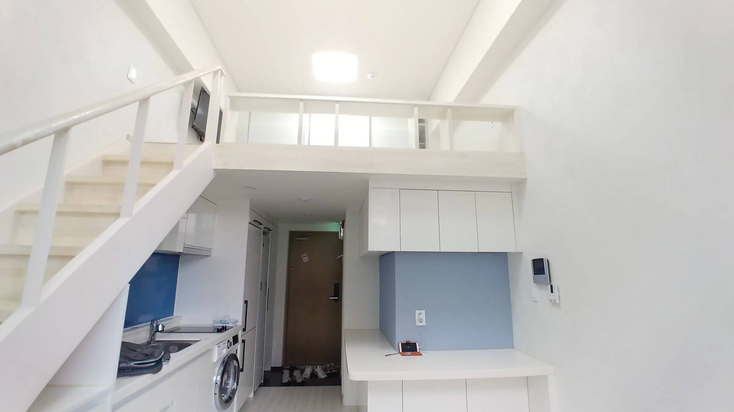 3 Minutes Walk from Sinchon Station, Duplex Structure, ARC Eligible. - photo 1