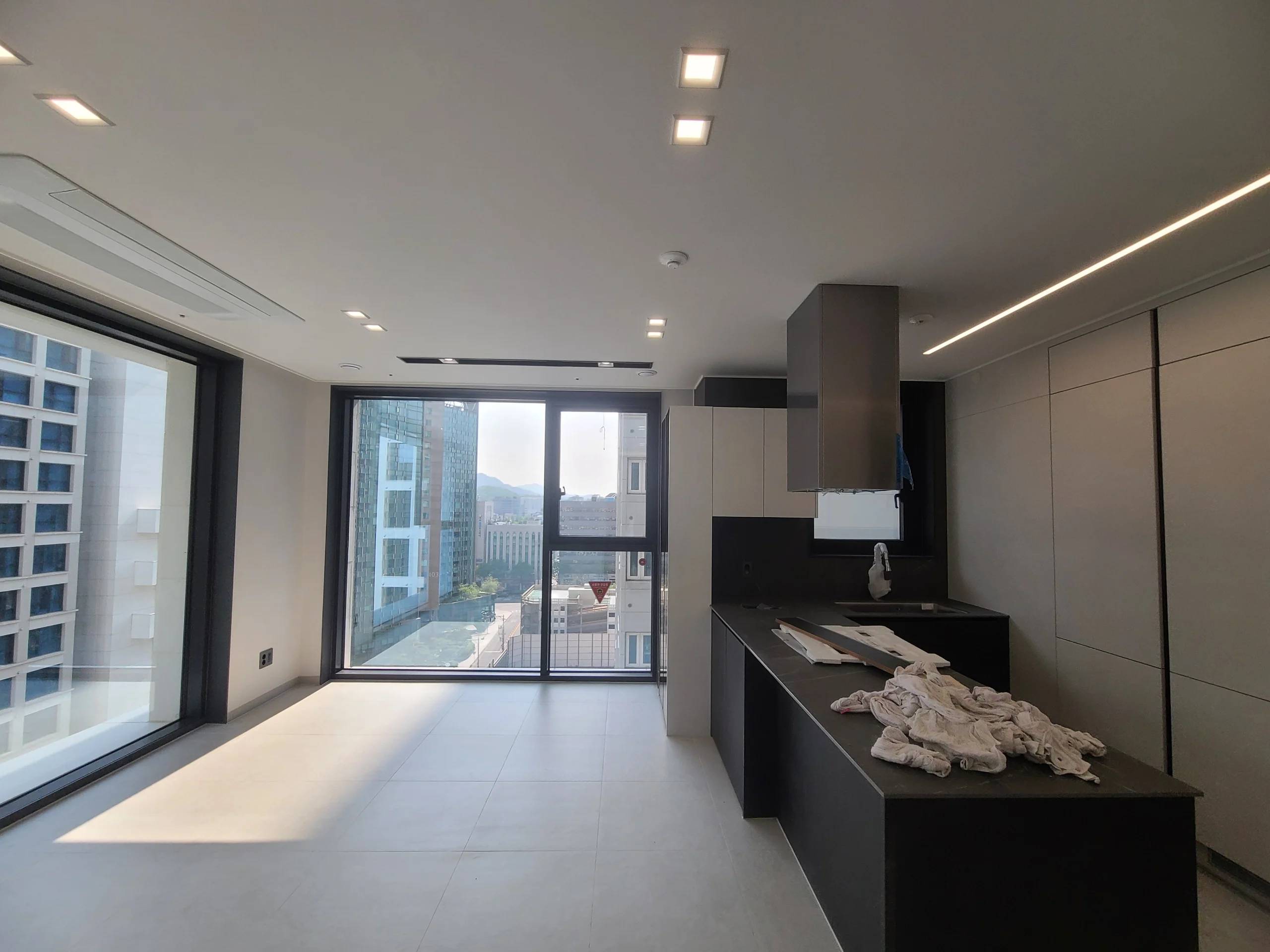 2BR, 1BA,Brand New, 5-Minute to Nambu Terminal Stn, GYM, POOL - photo 2