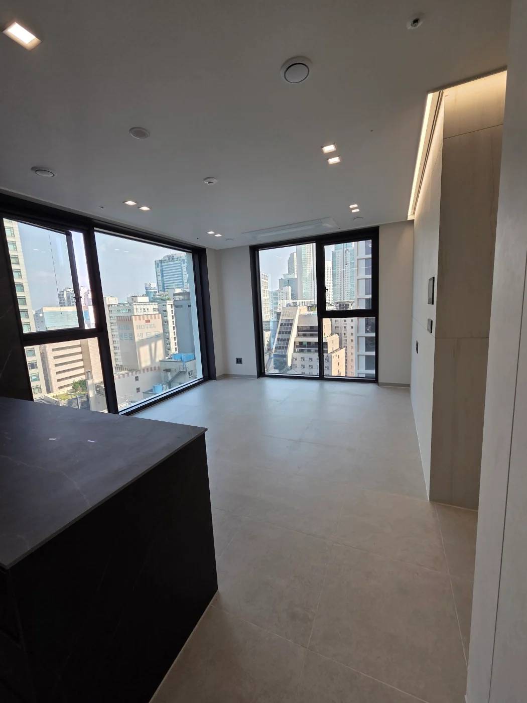 Brand New, 5-Minute to Nambu Terminal Stn, 2BR, 1BA, GYM, POOL - photo 2