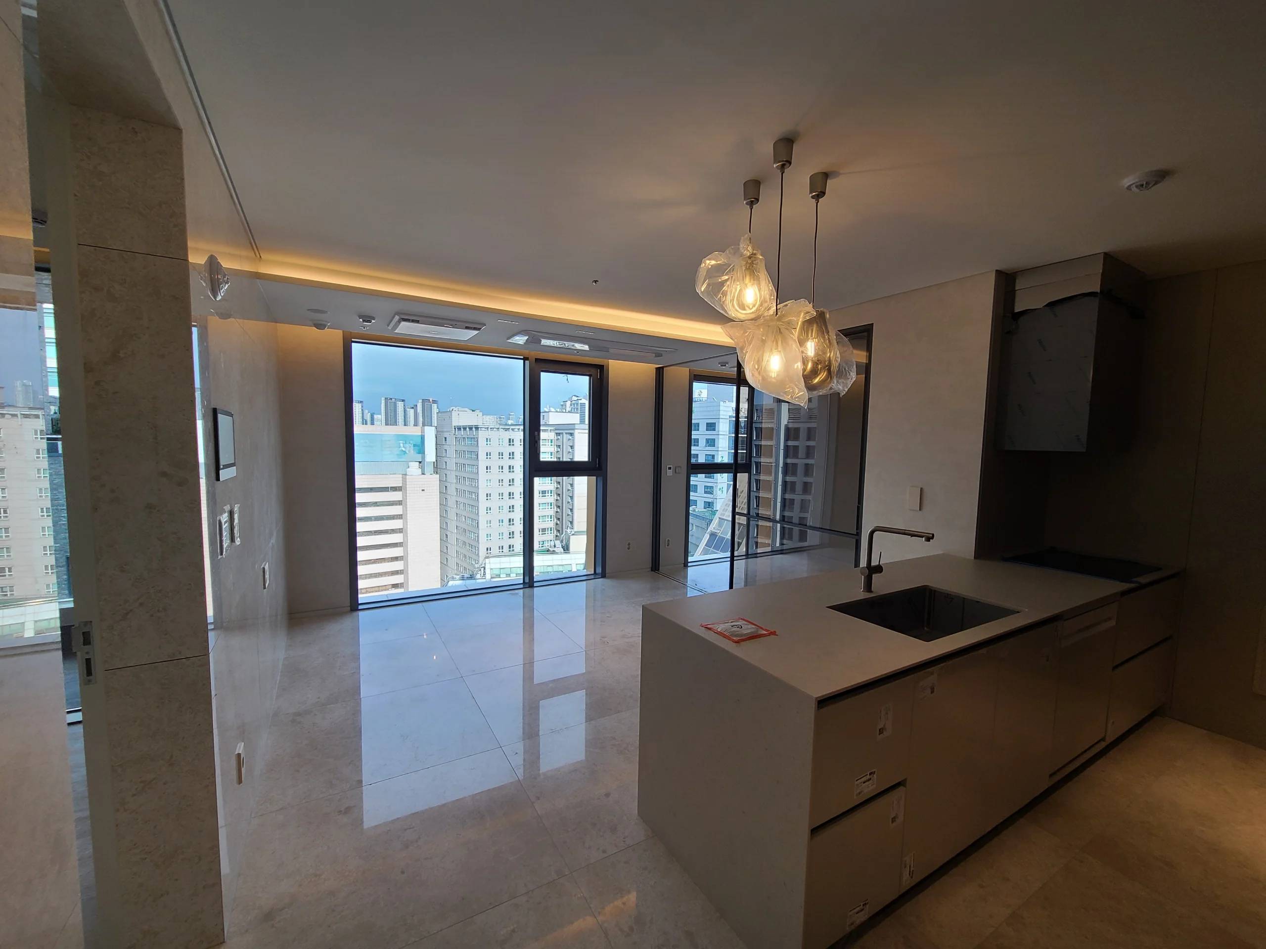 New, 2BR, 2BA, GYM, POOL, Business. 5mins to subway. - photo 1