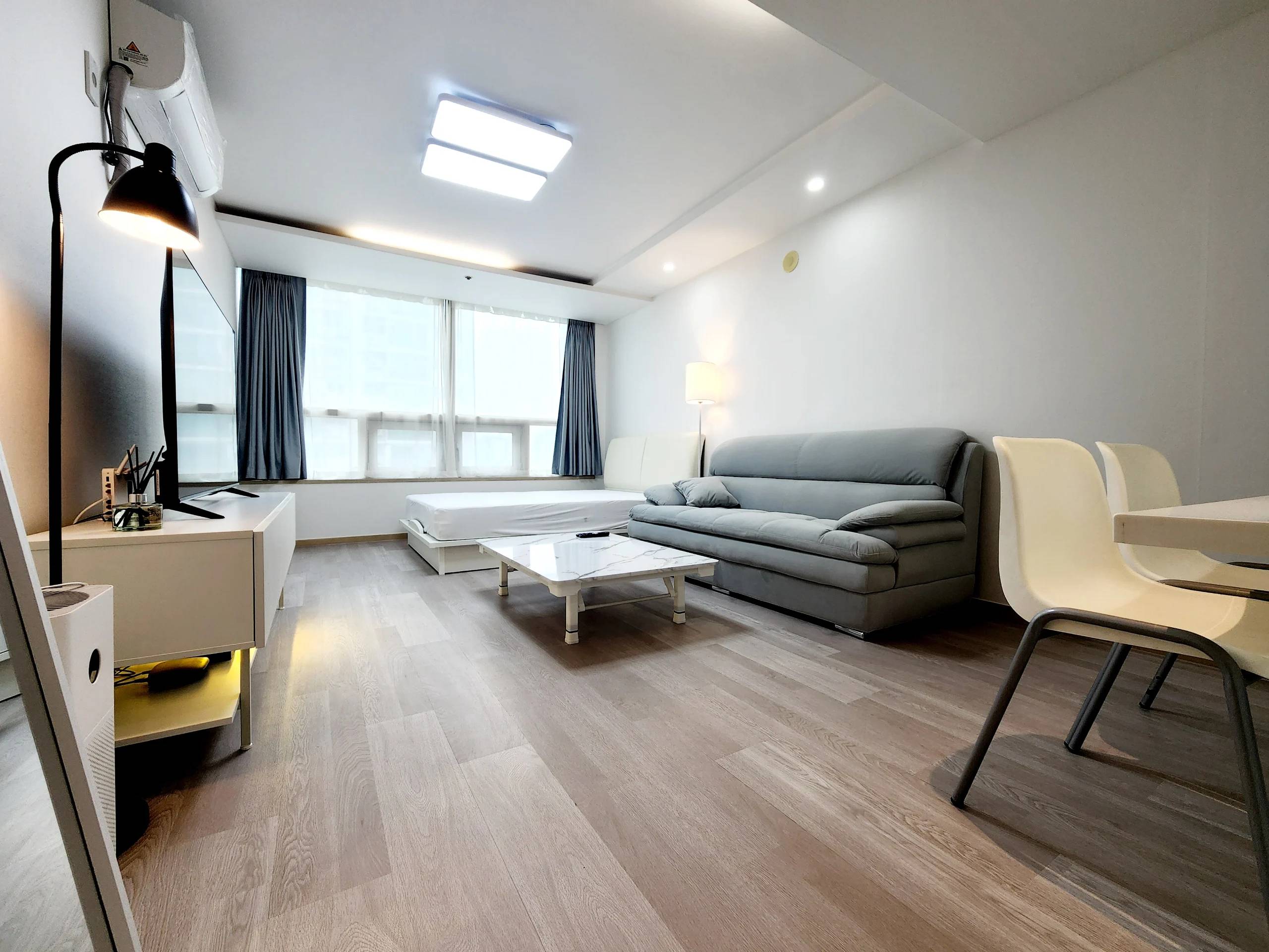 Low Deposit, 2-3 Minutes Walk from Gangnam Station, Fully Furnished - photo 1