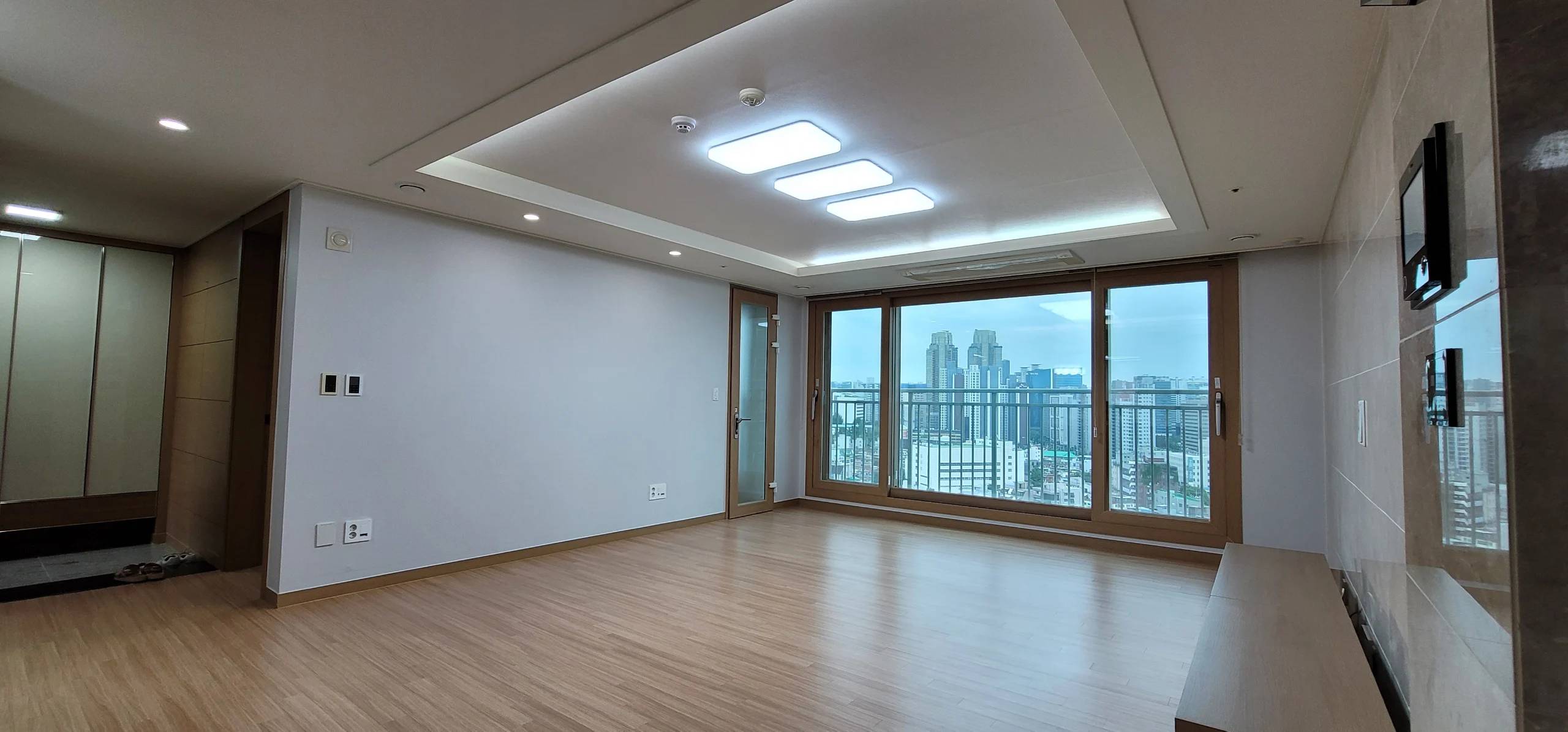 3BR, 2BA, Near Sogang Univ, and close to Yonsei, Ewha, Daeheung subway station. - photo 1