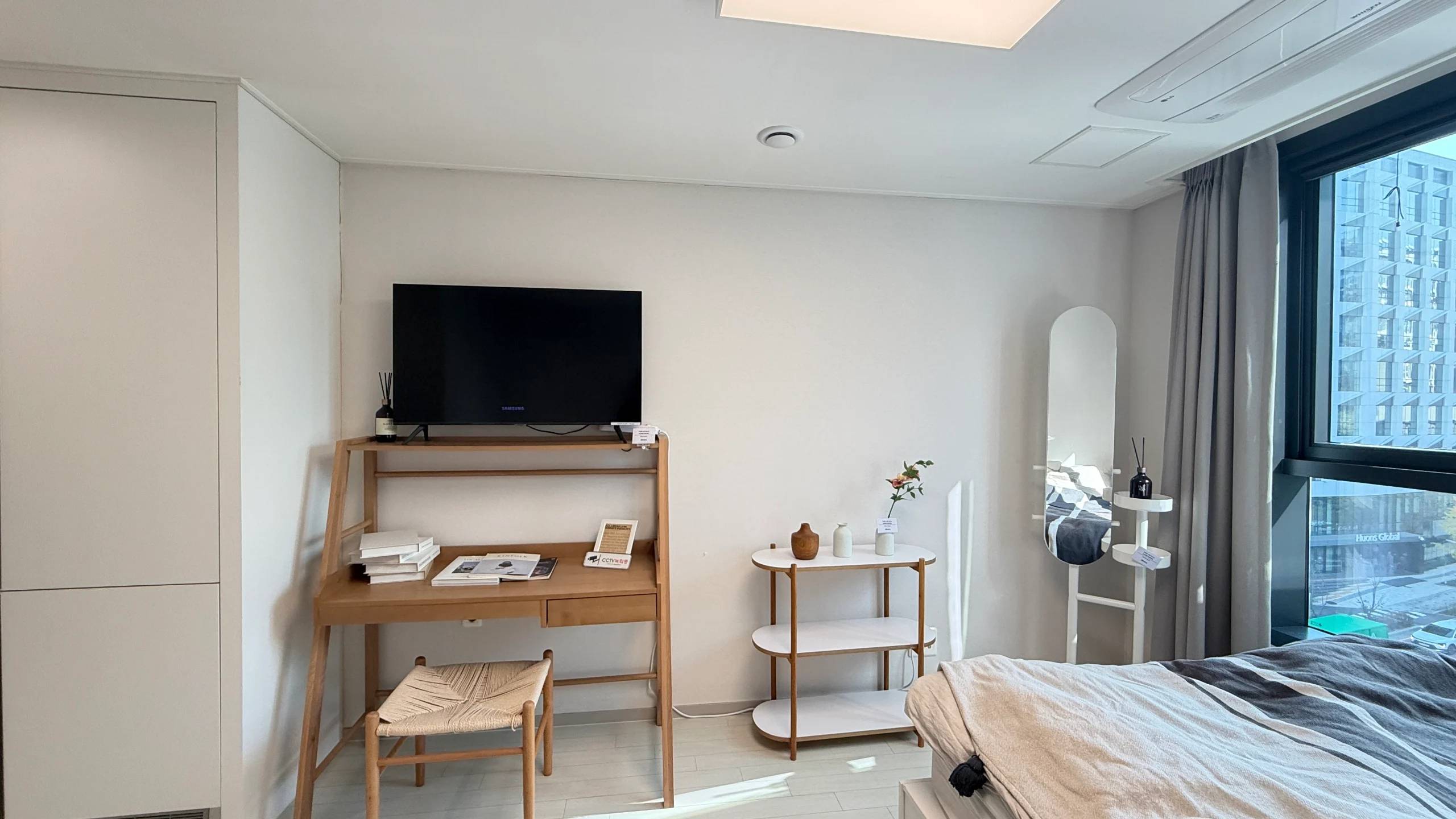 Pet, 1BR, 1BA, ARC, Rent Free for a year contract. - photo 1