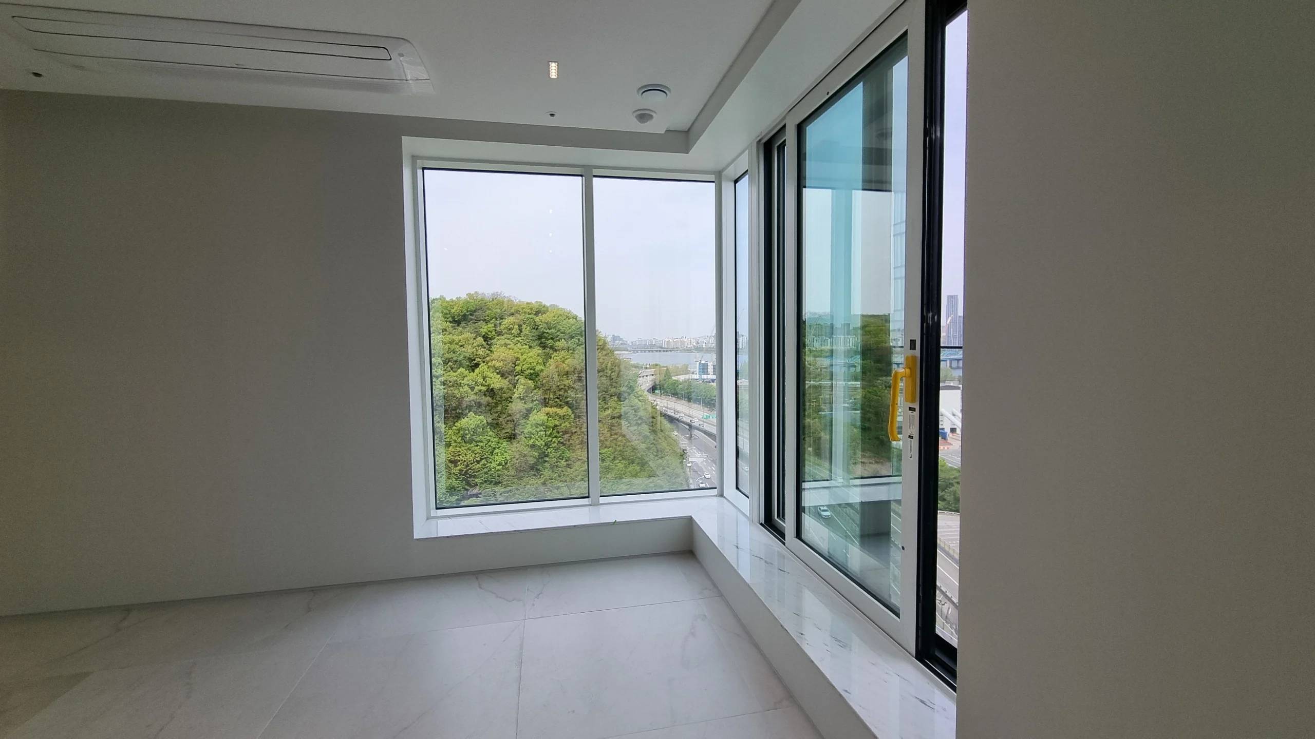3-Room Han River View  Forest View High-End Officetel with Full Options, New - photo 1