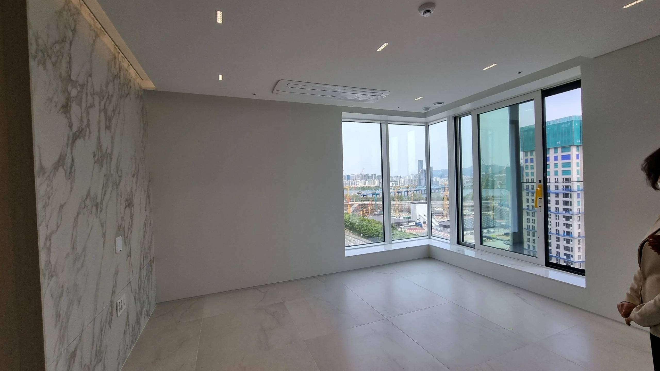 3-Room Han River View  Forest View High-End Officetel with Full Options, New - photo 2