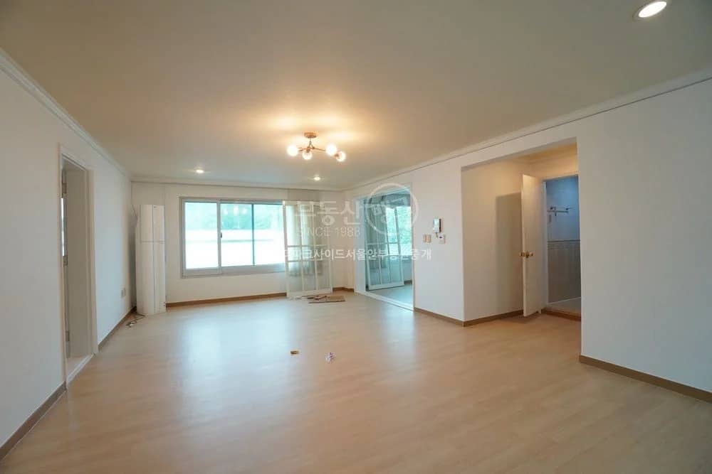Near Grand Hyatt, A Spacious Villa with Great View - photo 2