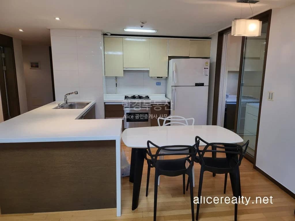 A Fully Furnished Apartment at the Great Location in Yongsan - photo 2