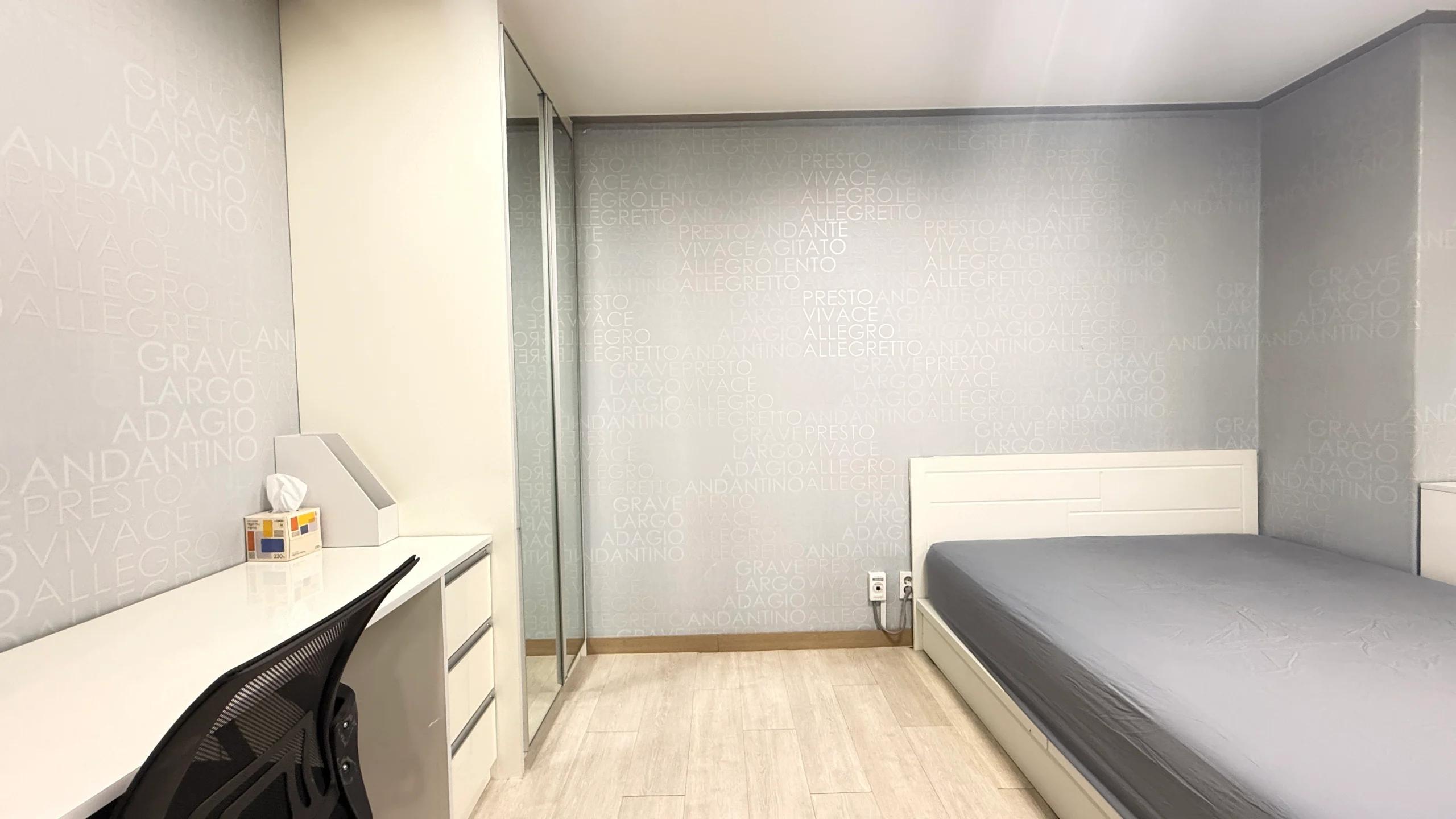 Fully Furnished, ARC ok, 2~3 minutes to the subway station. photo 1