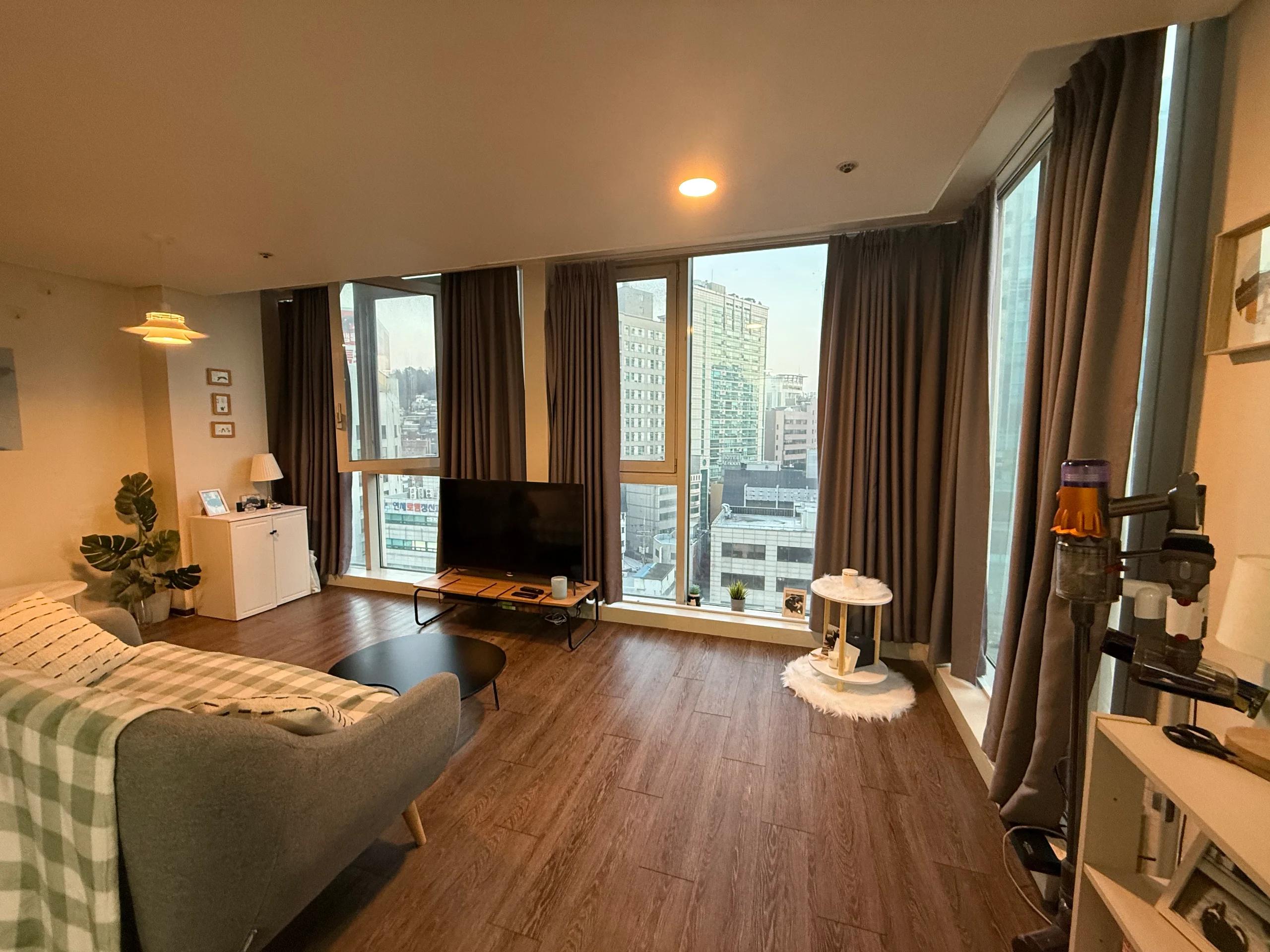 1 Minute Walk from Sinchon Station, Spacious Space, Expansive Windows
