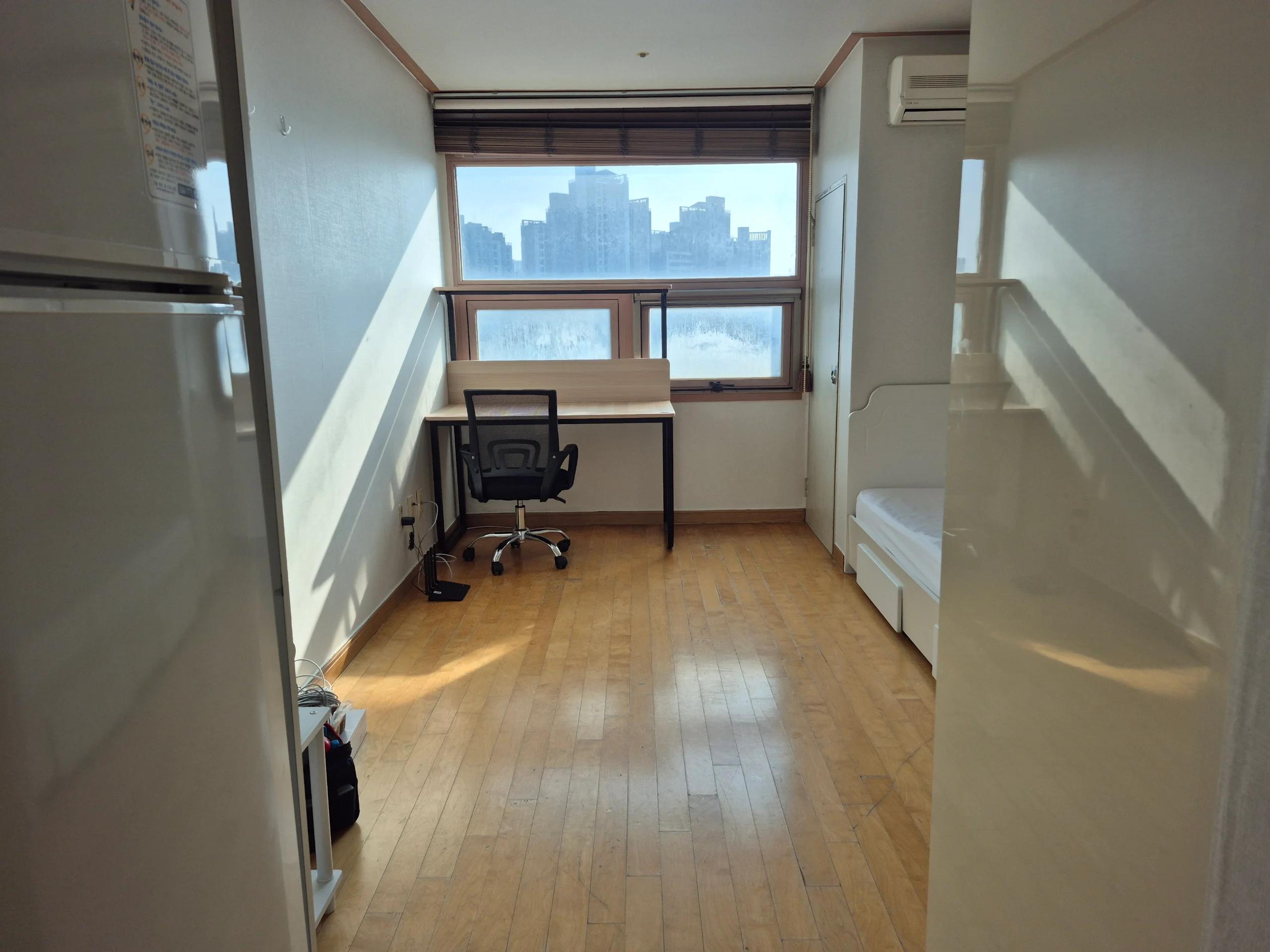 2-Minute Walk from Ewha Womans University Station, Fully Furnished, Move-in Negotiable photo 1