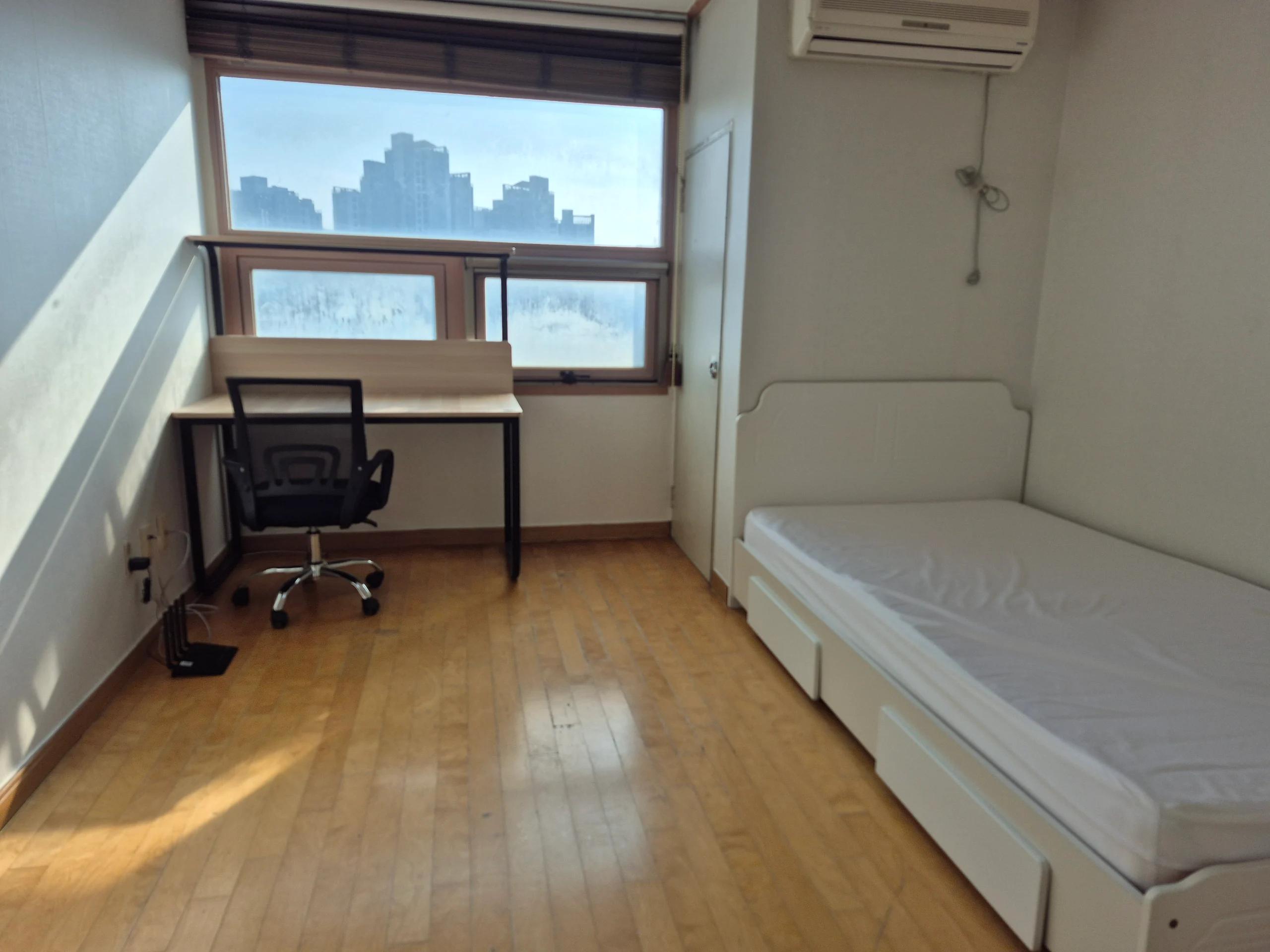2-Minute Walk from Ewha Womans University Station, Fully Furnished, Move-in Negotiable 2
