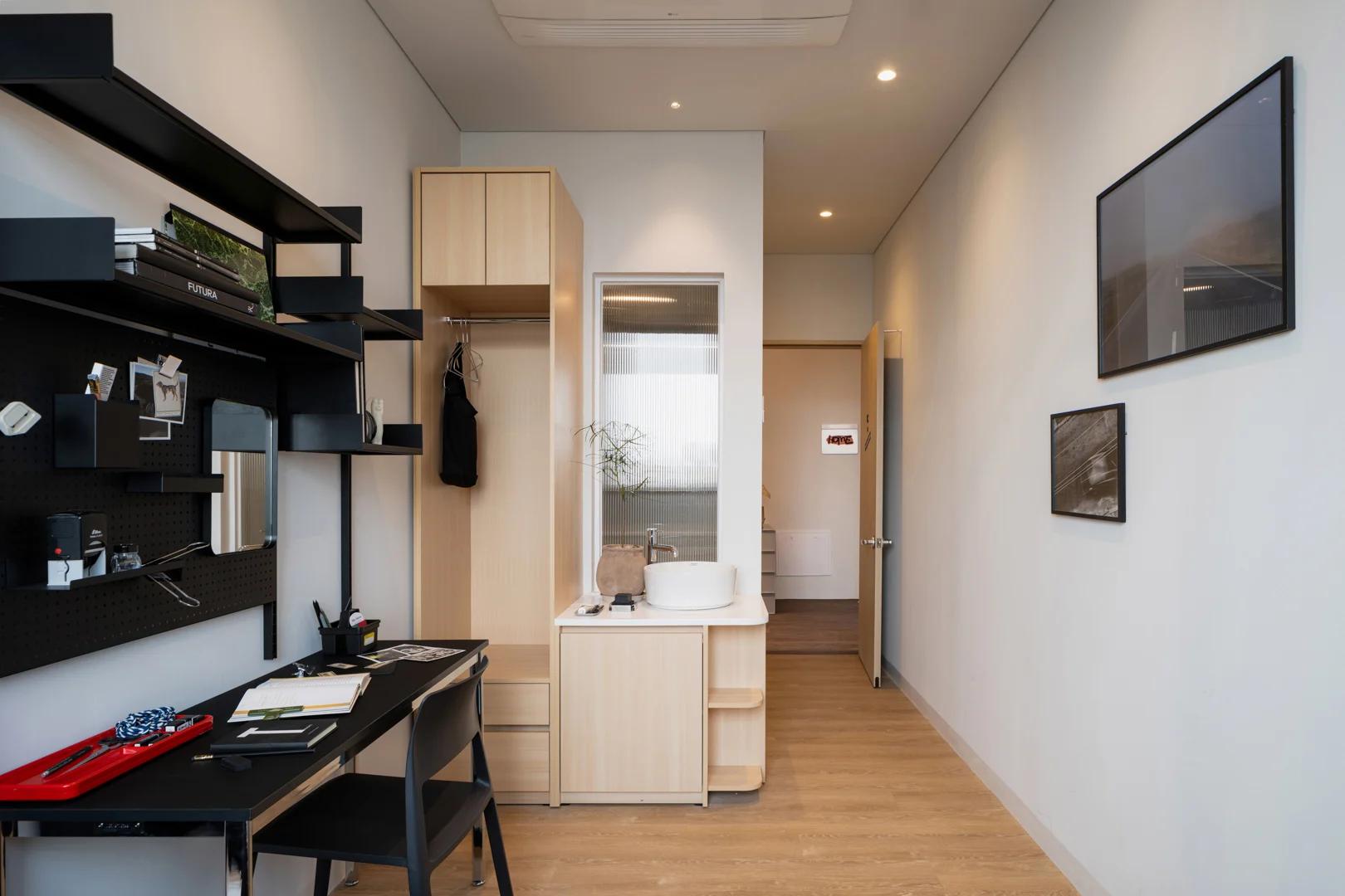 Newly Built, Women Only, 14th Floor, 3 Minutes Walk from Sinchon Station, Shared Living Room, Private Bathroom. 3-Person Household. 2