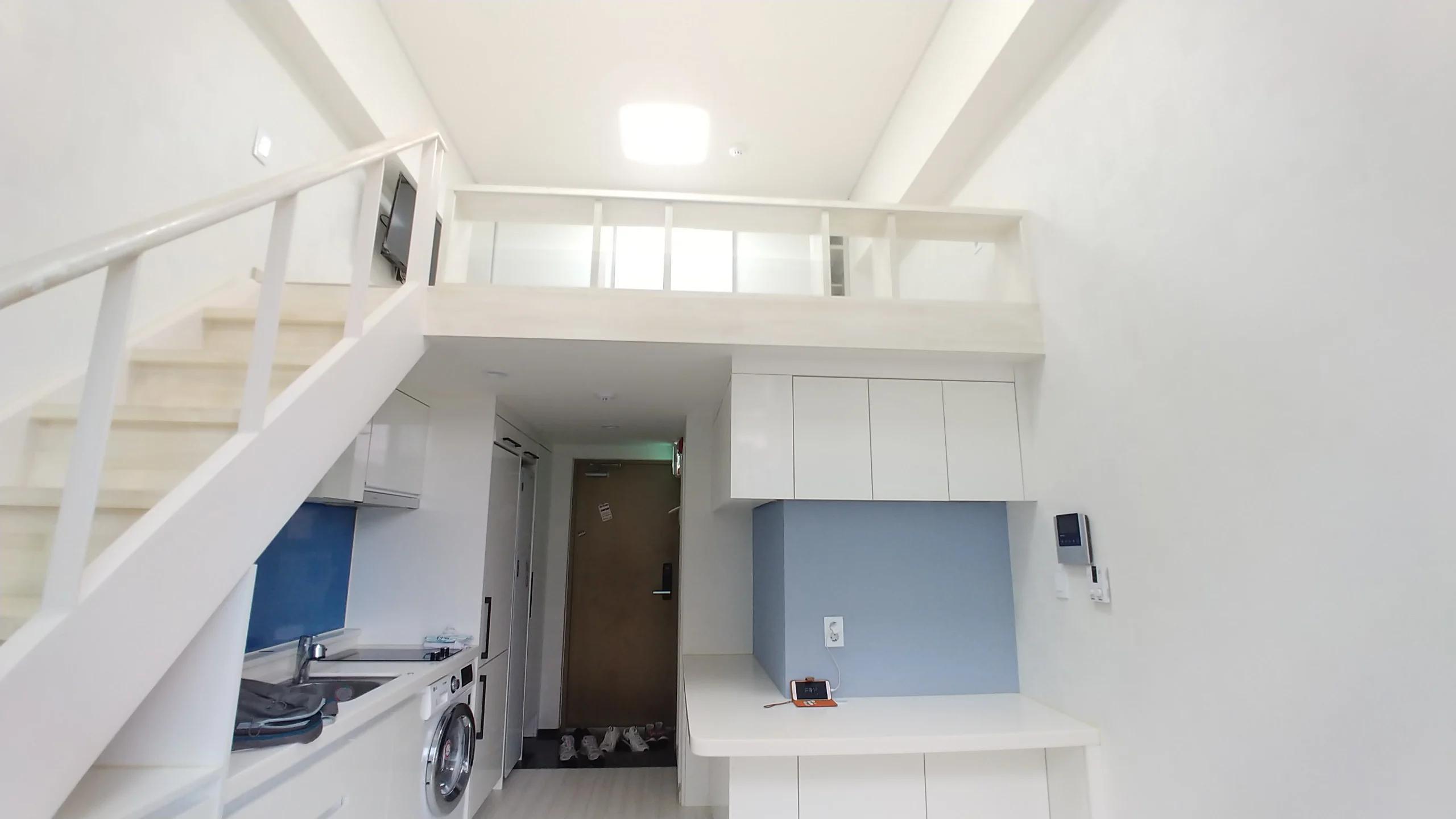 3 Minutes Walk from Sinchon Station, Duplex Structure, ARC Eligible. photo 1