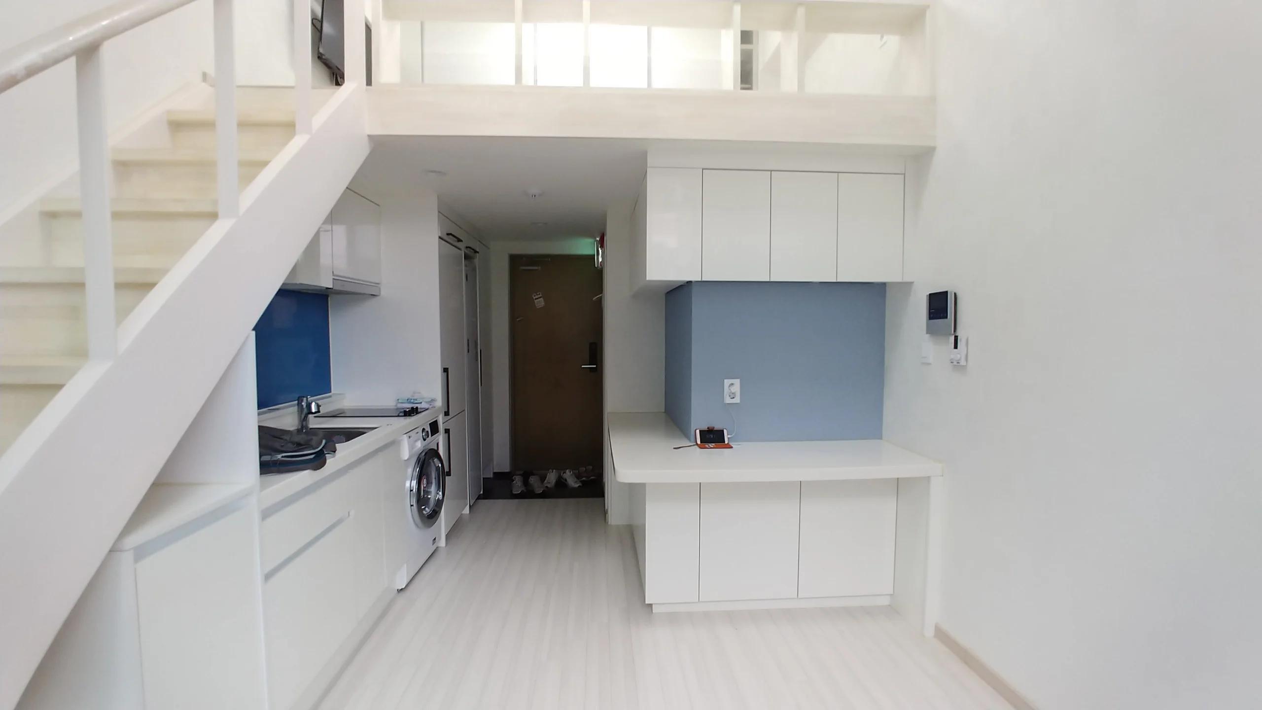 3 Minutes Walk from Sinchon Station, Duplex Structure, ARC Eligible. 2