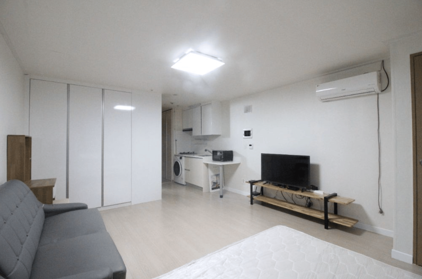 3-Minute Walk from Gangnam Station, Fully Furnished photo 1