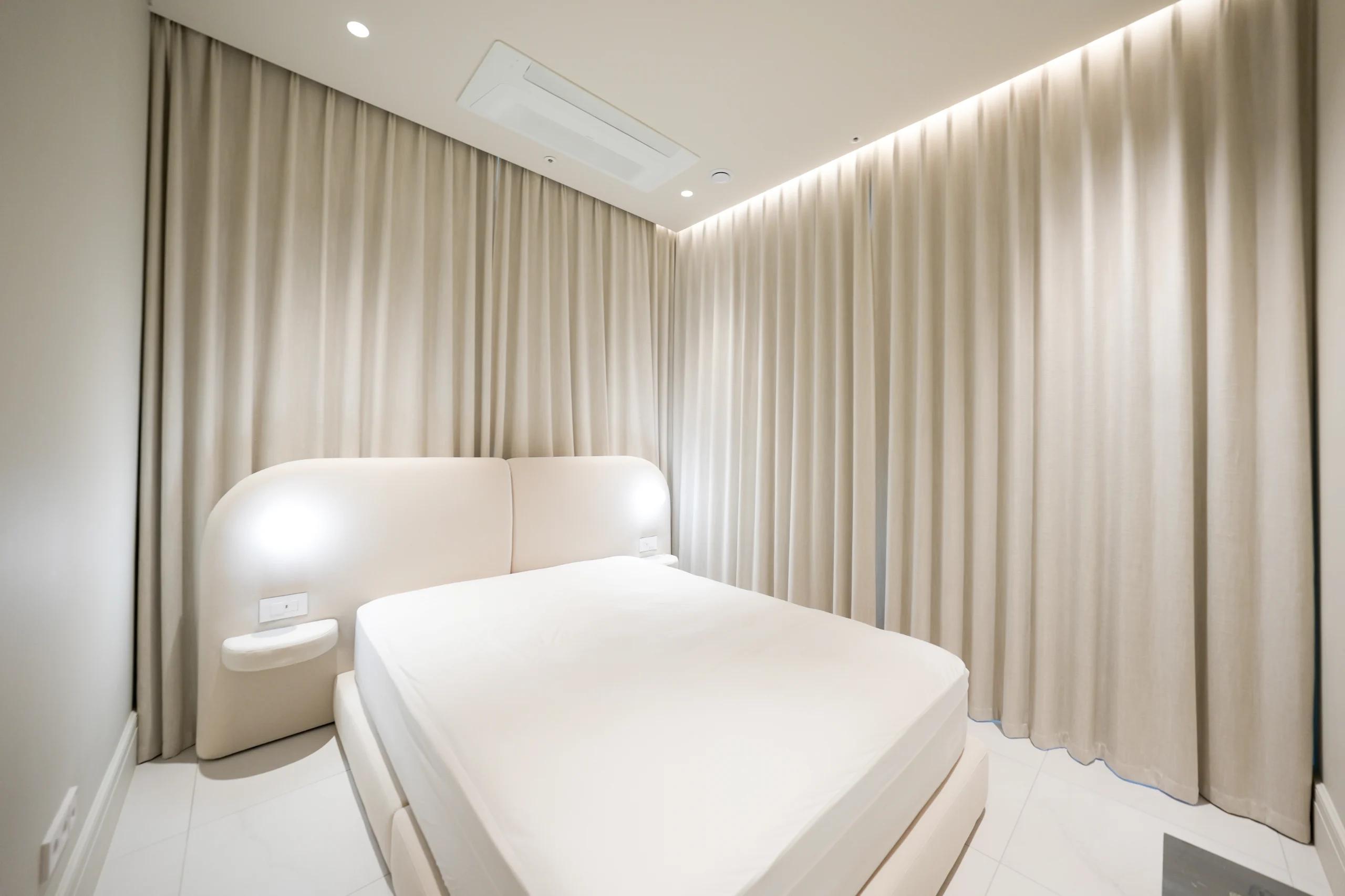 No ARC, 3-5 Minutes Walk from Gangnam Station, New Build, Fully Furnished, Great View. Business Owner. 2
