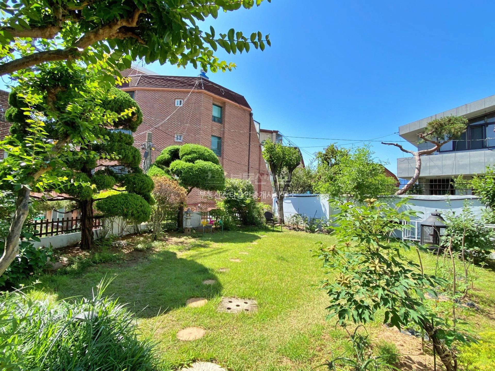 Single-family House, 4+1BR, 2BA, 1 Basement 2