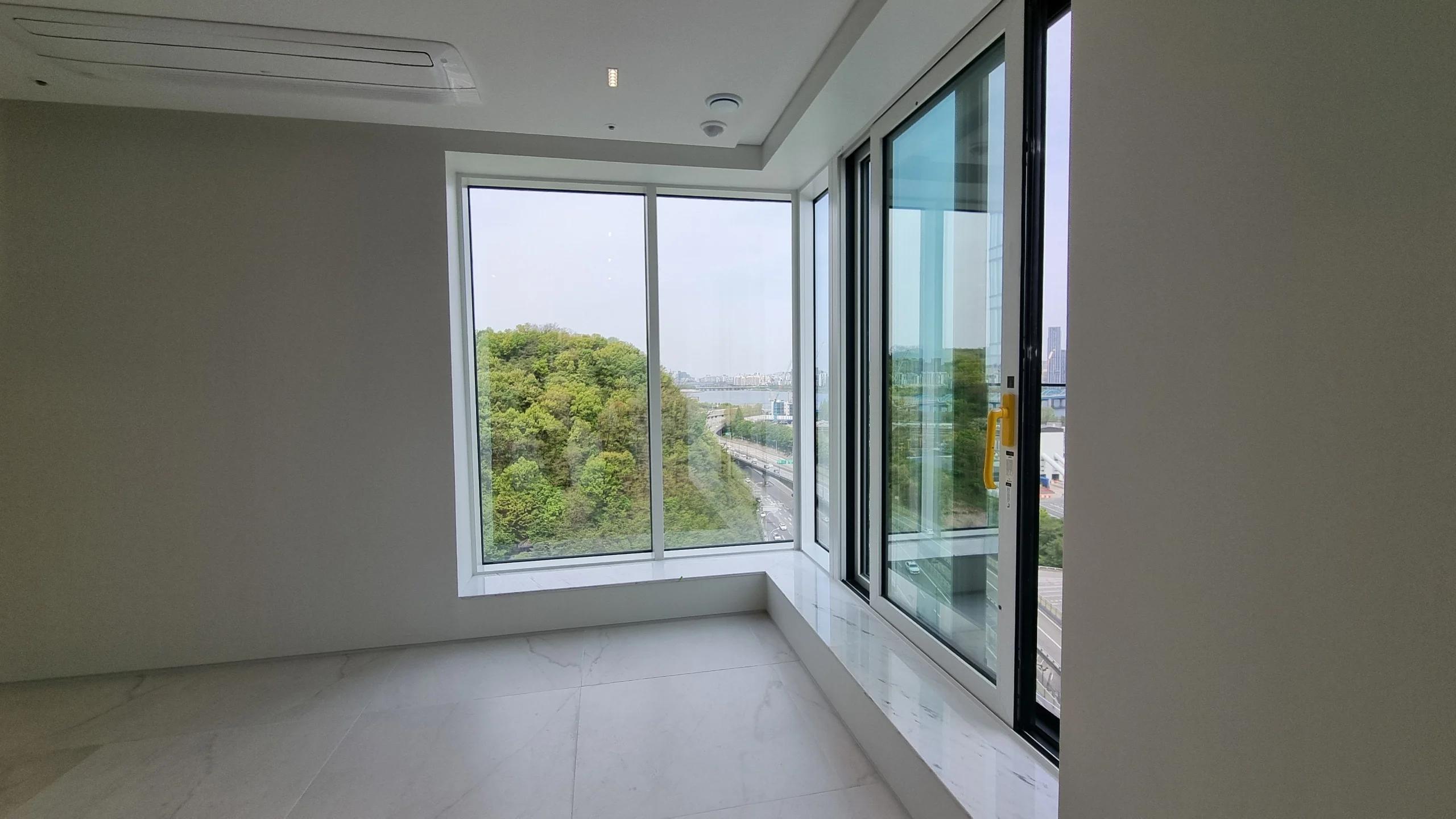 3-Room Han River View  Forest View High-End Officetel with Full Options, New photo 1