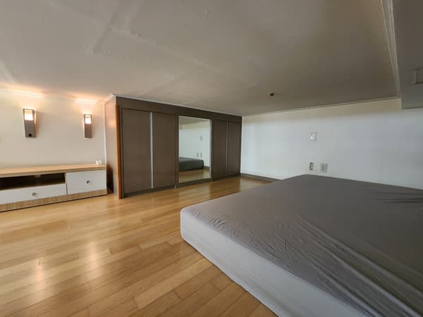 Loft, Fully Furnished, Low Deposit, Near Gangnam Station. photo 5