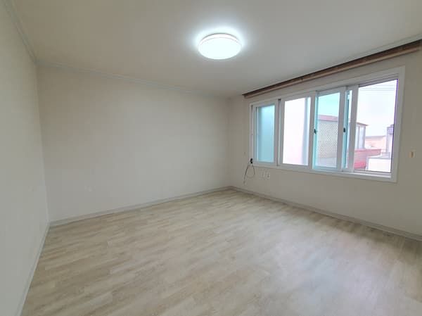 Near Hyatt hotel, around 10~15 minutes walk away, 2BR, 1BA, New Wallpaper. photo 2