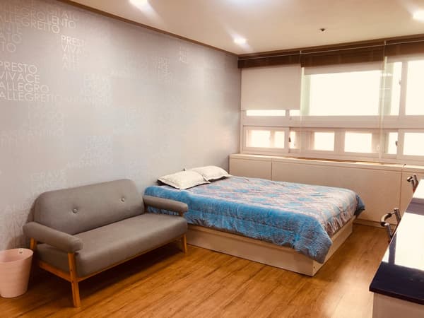 Fully Furnished, South Facing, Good Lighting. 2 Minutes Walk from Ewha station. photo 2