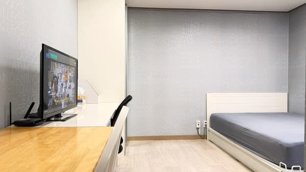 Fully Equipped, South Facing, Good Lighting. 2 Minutes Walk from Ewha station. photo 4