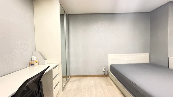 Fully Equipped, South Facing, Good Lighting. 2 Minutes Walk from Ewha station. photo 5