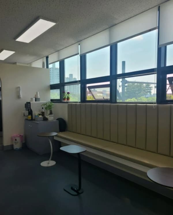 Exclusive Commercial Space in 920-unit Complex, Hair Salon for Rent photo 5