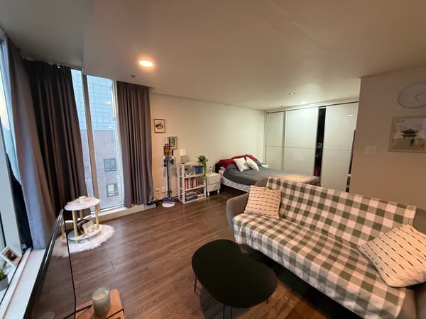 1 Minute Walk from Sinchon Station, Spacious Space, Expansive Windows photo 5