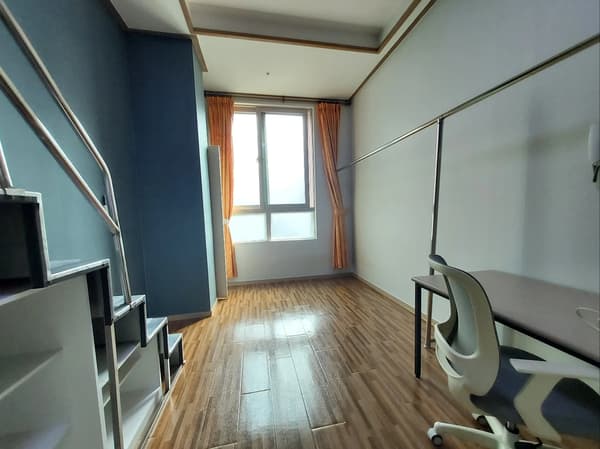 Duplex, 3 Minutes Walk from Sinchon Station, Move-in Date Negotiable by End of August photo 4