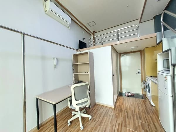 Duplex, 3 Minutes Walk from Sinchon Station, Move-in Date Negotiable by End of August photo 2