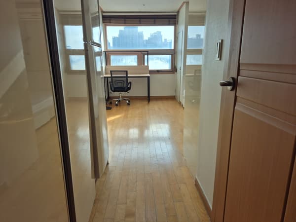 2-Minute Walk from Ewha Womans University Station, Fully Furnished, Move-in Negotiable photo 4