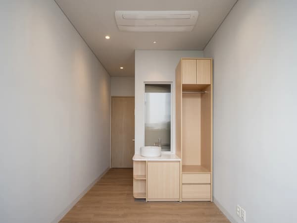 Newly Built, Women Only, 14th Floor, 3 Minutes Walk from Sinchon Station, Shared Living Room, Private Bathroom. 3-Person Household. photo 3