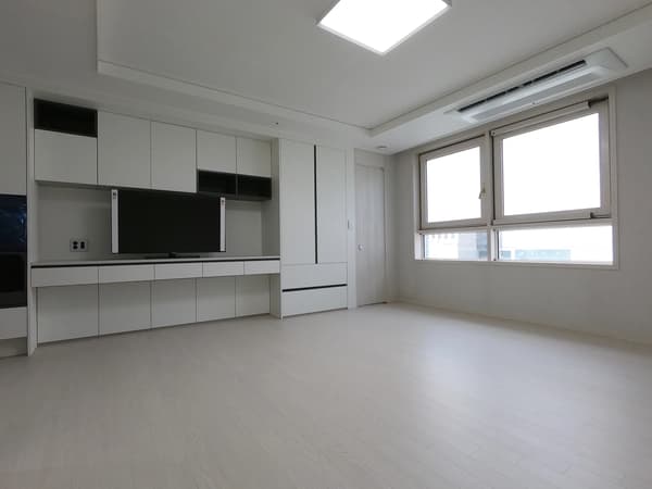 5-Minute Walk to Gangnam, Yeoksam Stations, 5 Years Old, Business Only photo 2
