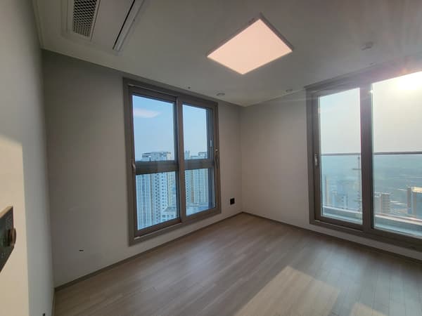 Near Dongtan Station, New, Penthouse, 2BR + Loft, 2BA, Fitness, NO ARC. photo 5